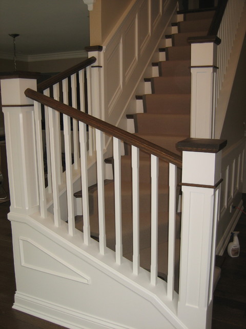 Дизайн лестницы в бело-коричневой гамме