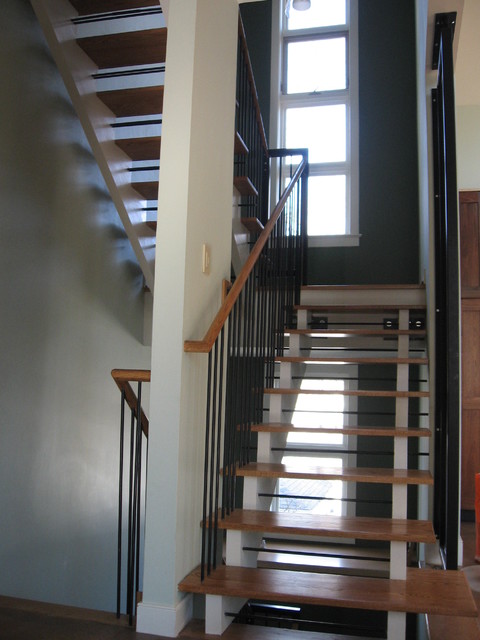 Современный дизайн лестницы в контрастных тонах