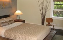 Современный дизайн спальной комнаты в светлых тонах